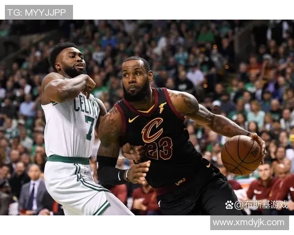 詹姆斯在勇士对骑士的比赛中上演惊天爆扣引发全场沸腾