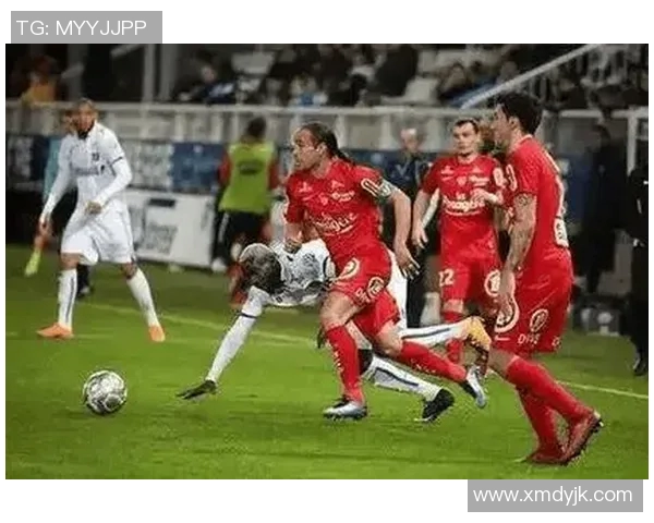 兰斯与斯特拉斯的激烈对决揭示足球战术与团队合作的精彩瞬间